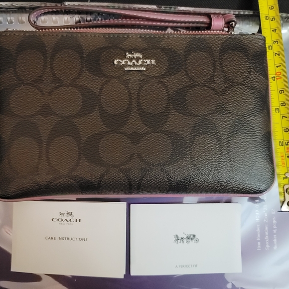 Coach Signature Logo Handcrafted Accessory - Picture 5 of 9